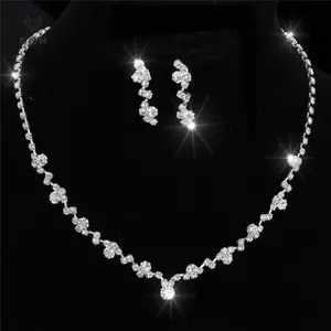 Trang sức gồm bông tai và vòng cổ pha lê màu bạc, phù hợp cho phù dâu trong lễ cưới