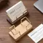 Hộp đựng danh thiếp Hộp đựng danh thiếp Đế trưng bày bàn văn phòng Phụ kiện quầy ghi nhớ Kệ để bàn Nhà Hộp đựng thẻ bằng gỗ [VN]