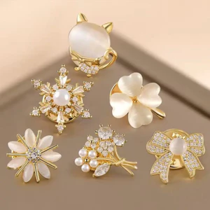 Chống chói Trâm Khóa Bốn Lá Cỏ Ba Lá Nữ Dụng Cụ Tiện Dụng Xòa Phụ Kiện Quần Áo Cố Định Khóa Thời Trang Pin Nhỏ Trâm Phụ Kiện
