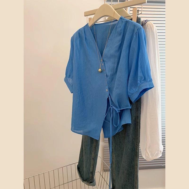 [Giảm giá 50%] Áo sơ mi đeo vai ngắn tay cổ chữ v màu xanh Klein không đều dành cho nữ Mùa hè Thiết kế mỏng Cảm giác 2026 Phong cách mới