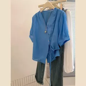 Áo sơ mi đeo vai ngắn tay cổ chữ v màu xanh Klein không đều dành cho nữ Mùa hè Thiết kế mỏng Cảm giác 2026 Phong cách mới