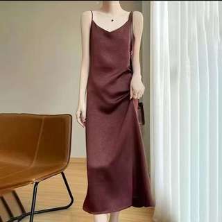 Đầm camisole satin nhăn kiểu mới mùa hè, chất liệu acetate, tôn dáng thon gọn, đa năng và phong cách.