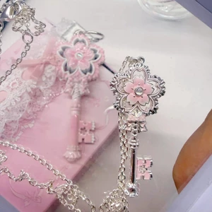 {Sweet Cherry Blossom Contract Heart Key Gate} Spring Cherry Blossom Key Running Achievement Vòng cổ Quà tặng xương đòn có giá trị cao Cha