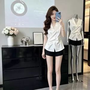 Mùa Hè Phong Cách Mới Pháp Retro Nhẹ Phong Cách Sang Trọng Áo Sơ Mi Nữ Cổ Chữ V Màu Đen Satin Áo Vest Giảm Tuổi Phong Cách Phương Tây Hàng Ngày Đi Lại Phù Hợp Với Hàng Đầu