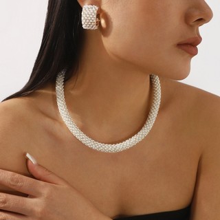 Trang sức thanh lịch, sang trọng gồm vòng cổ và bông tai