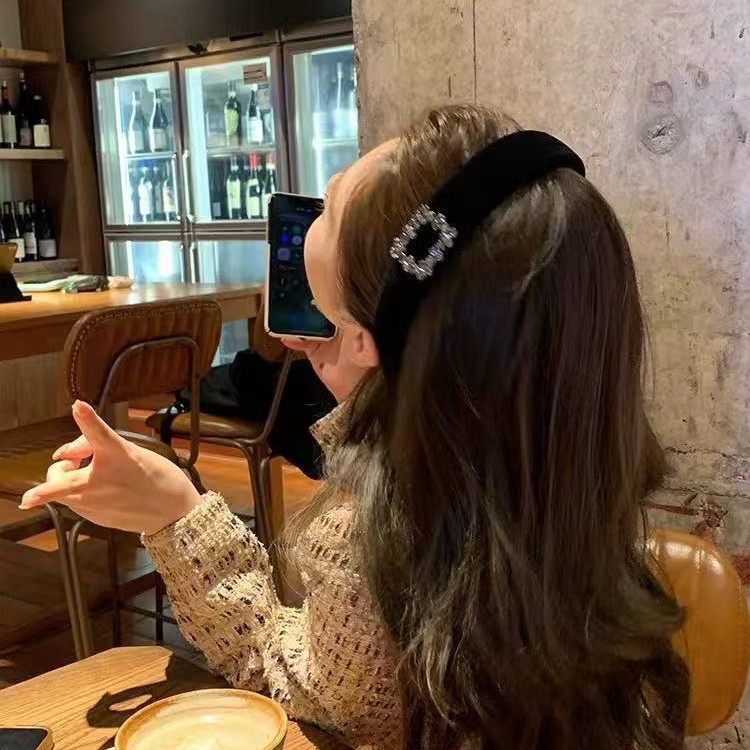 Băng đô nữ rộng viền mũ kẹp tóc với đá vuông kim cương đen nhung, phù hợp cho các dịp đặc biệt