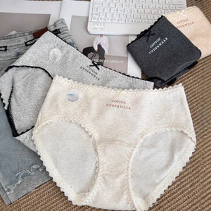 Quần lót nữ cỡ lớn, được làm bằng chất liệu Cotton nguyên chất, trang trí ren và đáy dài.