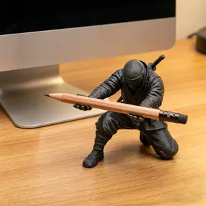 Hộp đựng bút Ninja in 3D Cool Kneeling Pose Knight Tượng trang trí máy tính để bàn cá nhân cho học tập và văn phòng mueadsyvn