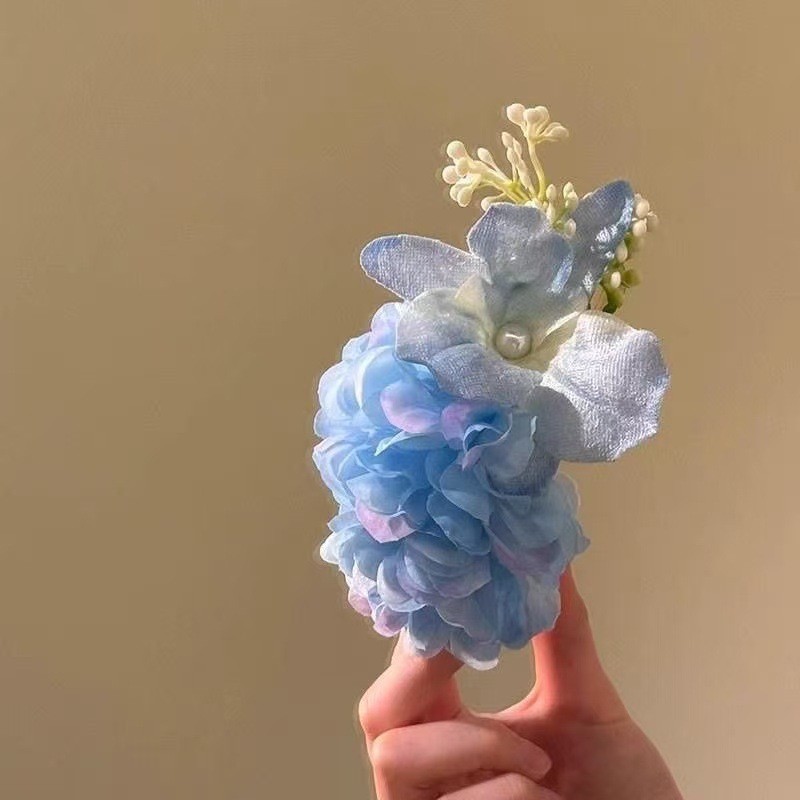 Kẹp tóc hoa mô phỏng màu xanh, thiết kế tinh tế, tạo cảm giác tự nhiên - Perfect cho chụp ảnh và phối cùng mũ nón