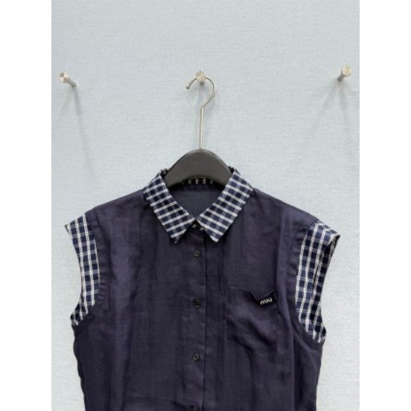 Bộ đồ nữ mới có áo Vest ca rô màu tương phản và váy xếp li