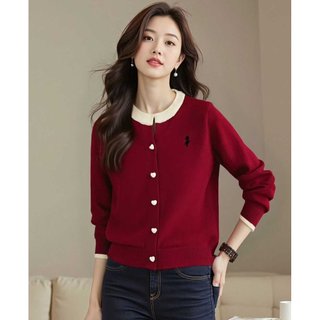 Mẫu cardigan thu đông cổ tròn với họa tiết thêu chữ và hình trái tim