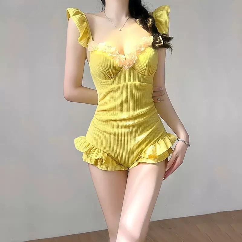 Bikini Liền Thân Màu Vàng Pastel Đính Hoa Trắng Dễ Thương - Đồ Bơi Một Mảnh Kín Đáo Tôn Dáng Phù Hợp Đi Biển Đi Hồ Bơi
