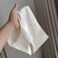 Quần giữa eo nữ làm bằng vải lụa băng liền mạch, mang lại cảm giác mát mẻ.