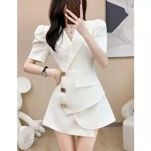 CS061 - VÁY THIẾT KẾ TRẮNG NỔI BẬT VỚI KHUY CÀI MẠ VÀNG