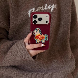 Năm Mới Màu Đỏ Sang Trọng Thêu May Mắn Ngựa Flannel Vải Bóng Wrsit Dây Da Vỏ Điện Thoại Cho iPhone 17Promax 14 15 16 Pro Max 13 Nam Nữ Vỏ Di Động