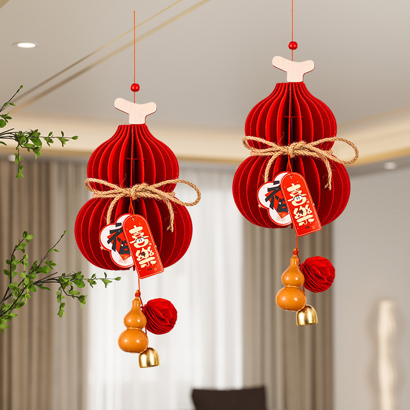 [Hàng có sẵn] Dây treo Tết tổ ong nỉ 3D – hồ lô, chữ Xuân, táo “Bình an”, lê “Vạn sự như ý”, có chuông, cao 35–48cm, trang trí cửa/ phòng khách/ ban công