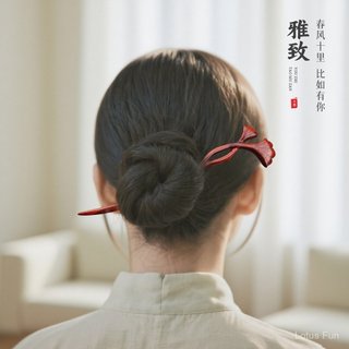Dòng kẹp tóc cổ điển từ gỗ đàn hương đỏ, thiết kế đơn giản và cao cấp cho việc sử dụng hàng ngày.