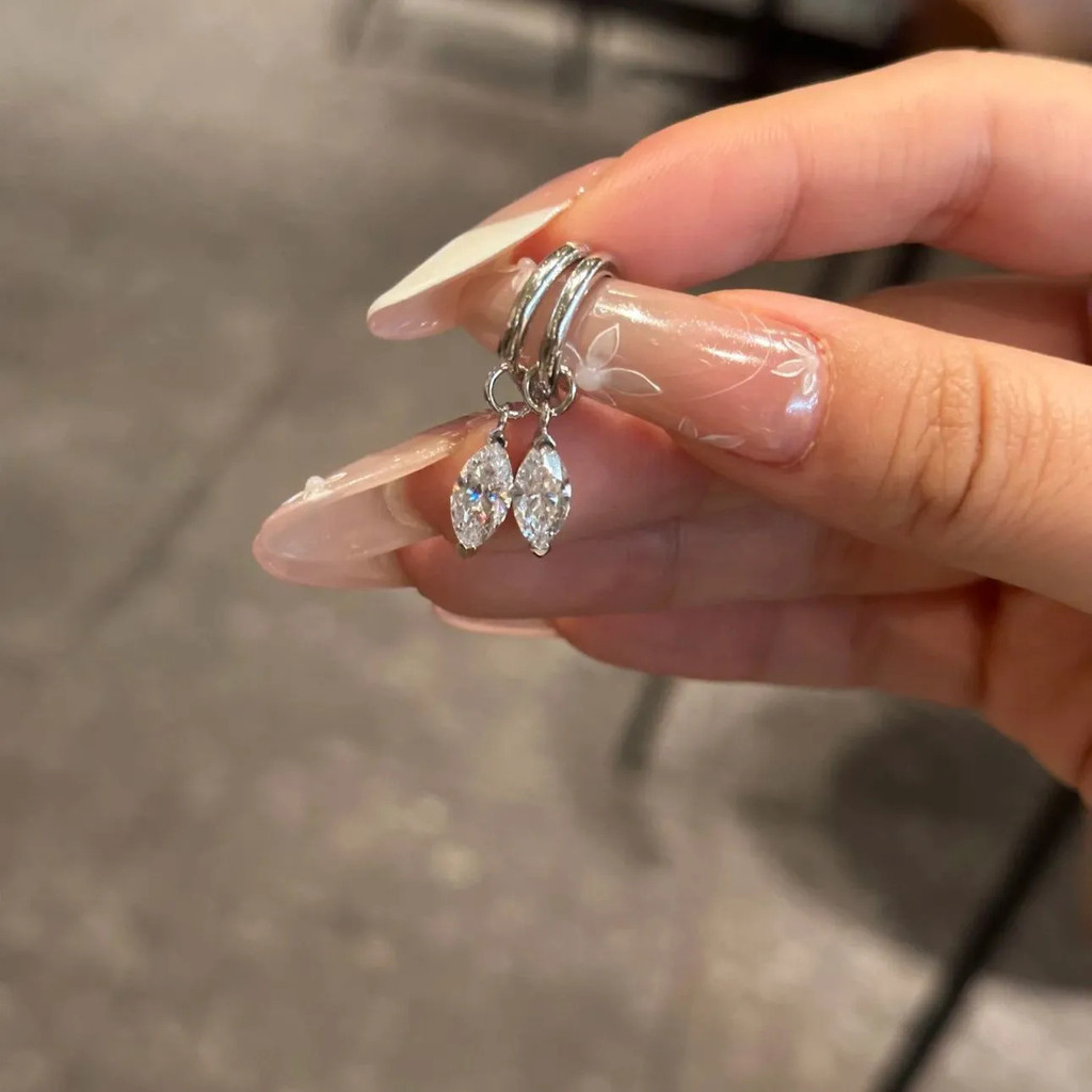Mẫu khuyên tai zirconia tinh xảo dành cho phái đẹp, phù hợp để đeo hàng ngày