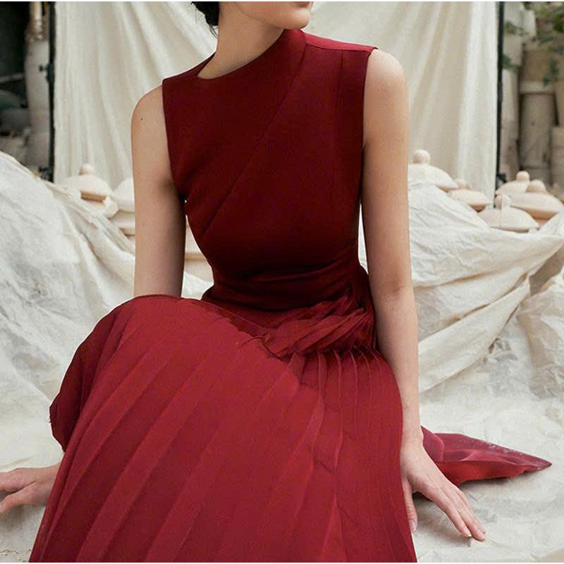 CS029- VÁY THIẾT KẾ SANG TRỌNG MÀU ĐỎ XẾPD LY VẠT CHÉO