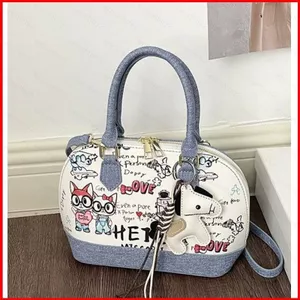 GC2 Gối Phổ Biến Túi Nhỏ Dành Cho Nữ Mới Thời Trang Và Đa Năng Dễ Thương Graffiti Gấu Túi Đeo Vai CG2