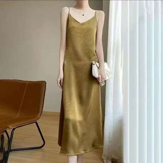 Đầm camisole satin nhăn kiểu mới mùa hè, chất liệu acetate, tôn dáng thon gọn, đa năng và phong cách.