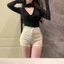 Feng Đáy Quần Short Denim Nữ Màu Be 2026 Có Đáy Quần Chặt Cao Cấp Quấn Mông Quần Siêu Ngắn Nóng 5.12