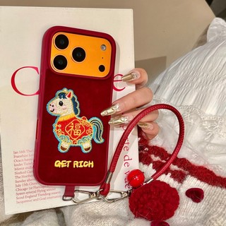 Năm Mới Màu Đỏ Sang Trọng Thêu May Mắn Ngựa Flannel Vải Bóng Wrsit Dây Da Vỏ Điện Thoại Cho iPhone 17Promax 14 15 16 Pro Max 13 Nam Nữ Vỏ Di Động
