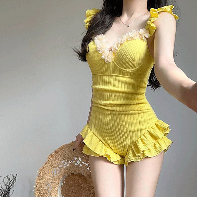 Bikini Liền Thân Màu Vàng Pastel Đính Hoa Trắng Dễ Thương - Đồ Bơi Một Mảnh Kín Đáo Tôn Dáng Phù Hợp Đi Biển Đi Hồ Bơi