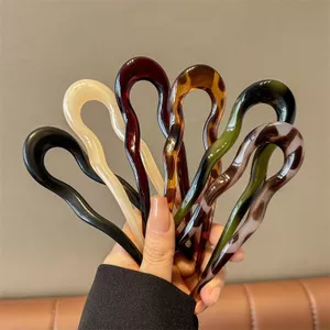 Trâm búi tóc nhựa trong hình chữ U uốn lượn, giữ nếp chắc - dễ tạo kiểu