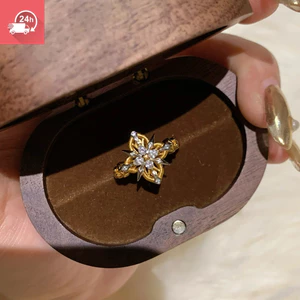 Tính khí cổ điển zircon mũi tên bốn lá cỏ ba lá gai chải vàng cá tính Nhẫn nữ đa năng