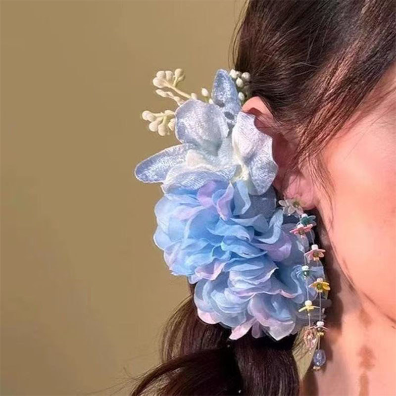 Kẹp tóc hoa mô phỏng màu xanh, thiết kế tinh tế, tạo cảm giác tự nhiên - Perfect cho chụp ảnh và phối cùng mũ nón