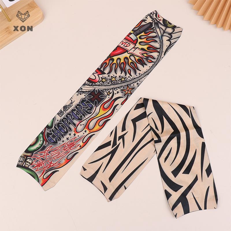 Trang Phục Rocker Nam Nữ Style 70s với Kính Mát và Vòng Cổ