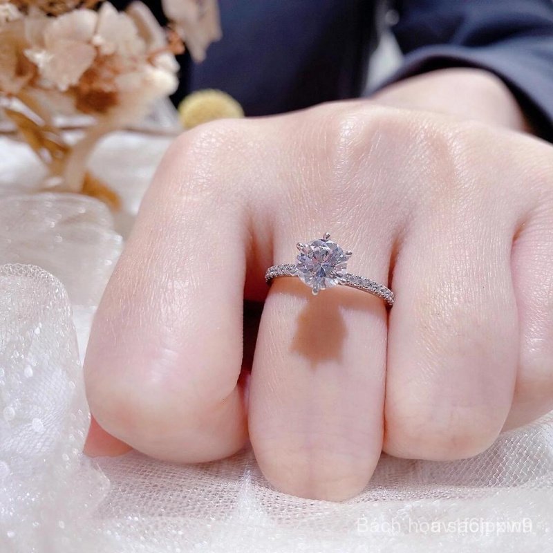Nhẫn titan đính đá moissanite.Nhẫn kim cương, một kích cỡ phù hợp với tất cả mọi người, nhẫn nữ bằng titan lấp lánh.