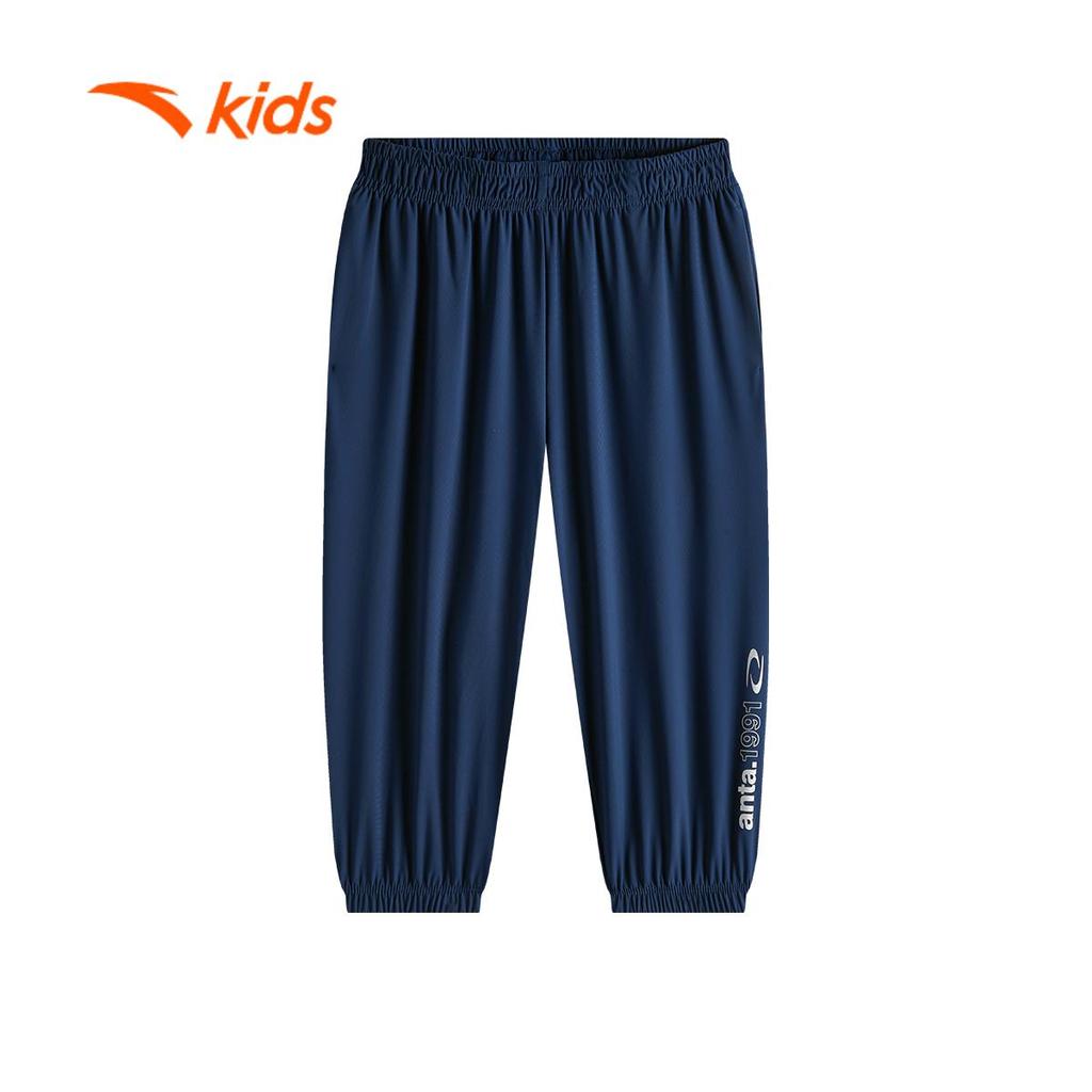 ANTA Kids Quần Dài Jogger Thể Thao Bé Trai 352527716U –Bo Gấu, Thun Co Giãn, Thoải Mái, Mặc Hằng Ngày