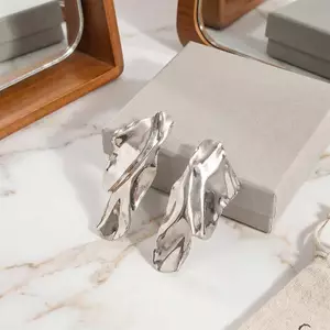 Bông tai Dangle kim loại xoắn dành cho nữ Tuyên bố treo dài lớn cho sự kiện đặc biệt Tiệc Cotail mới