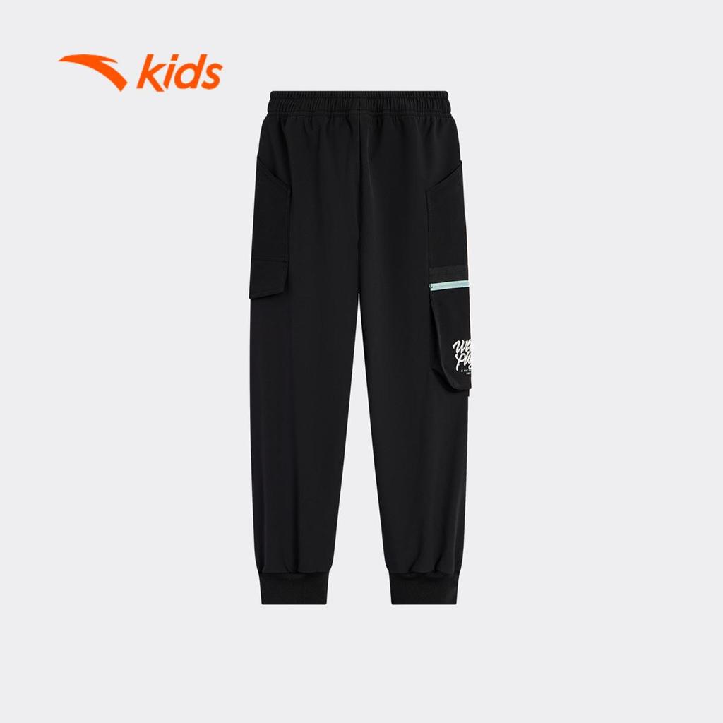 ANTA Kids Quần Jogger Dài Bé Trai 3526A8501 – Thoải Mái, Form Rộng Dễ Mặc, Bo Gấu, Phong Cách Sporty