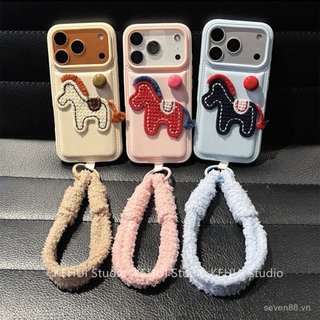 Ốp Điện Thoại Thích Hợp Cho iPhone X XS XR XSMAX 11 12 13 14 15 16 17 Pro max Plus Air Năm Mới Dễ Thương Thêu Ba Chiều Dây Xích Pony Chống Sốc Chống Sốc Vỏ Bảo Vệ Bao Gồm Tất Cả AT8N