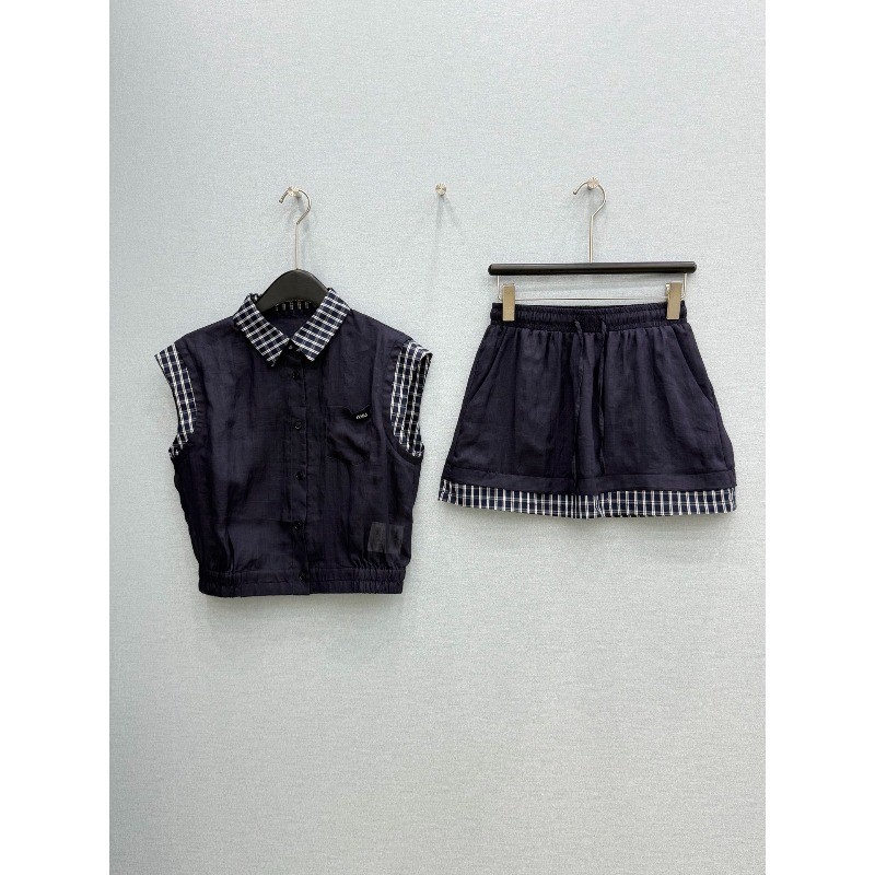 Bộ đồ nữ mới có áo Vest ca rô màu tương phản và váy xếp li