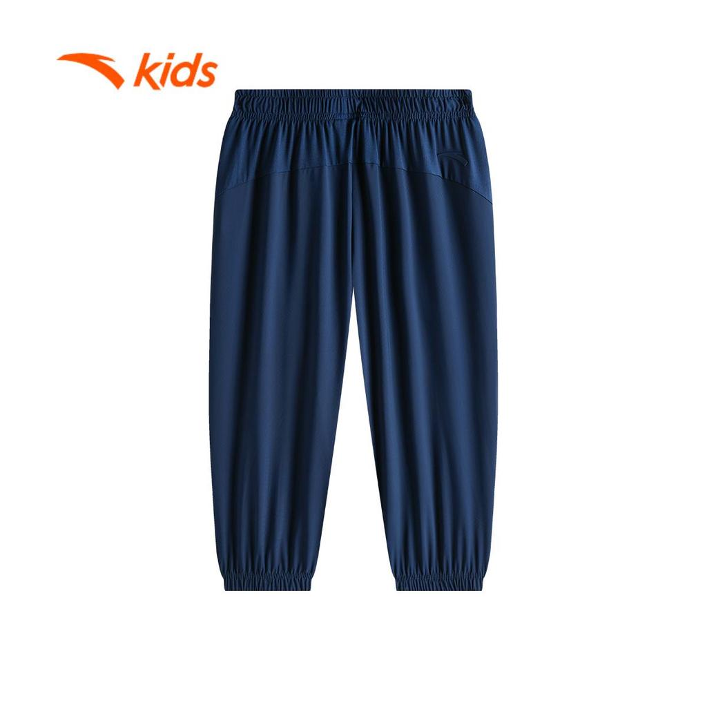 ANTA Kids Quần Dài Jogger Thể Thao Bé Trai 352527716U –Bo Gấu, Thun Co Giãn, Thoải Mái, Mặc Hằng Ngày