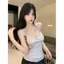 Pháp Retro Hepburn Phong Cách Nhẹ nhàng Phong Cách Trưởng Thành Áo yếm Nữ Mùa Hè Thiết Kế Phong Cách Mới Khóa Kim Loại Cổ Chữ V Nữ Tính Xếp Ly Nguyên Chất Desire Top Cao Cấp Thiết Kế Niche Bán Chạy Phù Hợp Với Hàng Ngày Đi Lại Phong Cách Cay Ngọt Ngào Pho