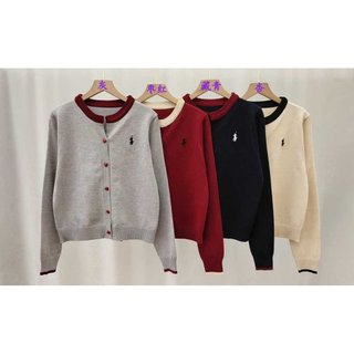 Mẫu cardigan thu đông cổ tròn với họa tiết thêu chữ và hình trái tim