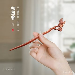Dòng kẹp tóc cổ điển từ gỗ đàn hương đỏ, thiết kế đơn giản và cao cấp cho việc sử dụng hàng ngày.
