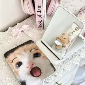 Gương gấp mini họa tiết mèo ngạc nhiên ngộ nghĩnh chống vỡ tiện mang đi
