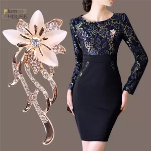 Trang sức cưới PlumHOUSE với hoa thổ cẩm và kim cương giả pha lê, phù hợp tiệc cưới