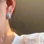 Tính khí cổ điển thanh lịch họa tiết cổ điển rỗng đĩa bông tai nữ tinh tế và đa năng