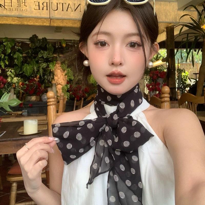Khăn choàng nữ có chấm bi mỏng nhẹ, thời trang phù hợp mặc ngoài trời