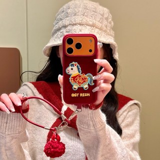 Năm Mới Màu Đỏ Sang Trọng Thêu May Mắn Ngựa Flannel Vải Bóng Wrsit Dây Da Vỏ Điện Thoại Cho iPhone 17Promax 14 15 16 Pro Max 13 Nam Nữ Vỏ Di Động