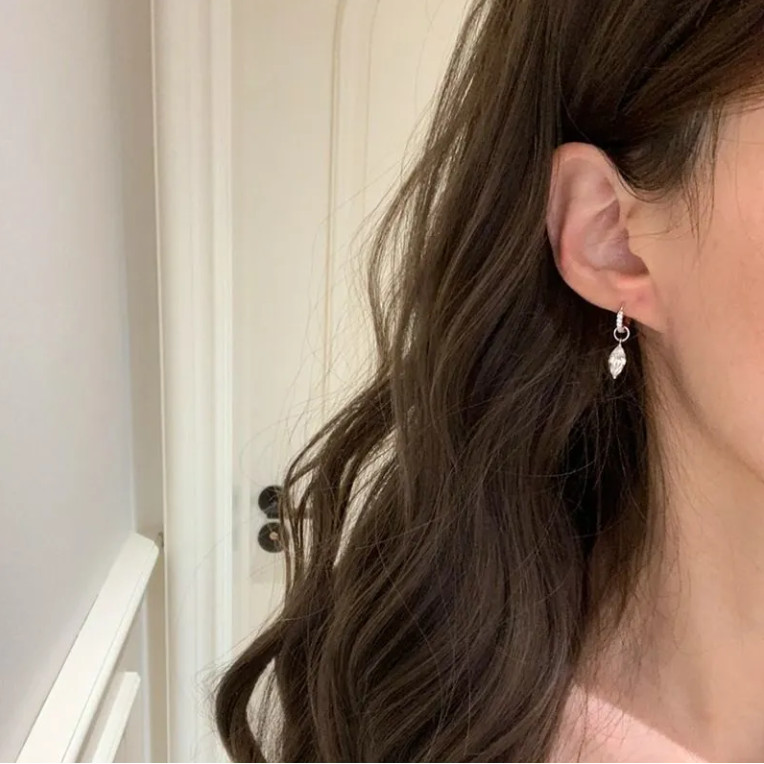 Mẫu khuyên tai zirconia tinh xảo dành cho phái đẹp, phù hợp để đeo hàng ngày