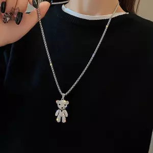 Vòng cổ thép titan style hip-hop vintage với mặt dây chuyền búp bê gấu và đá cubic zirconia