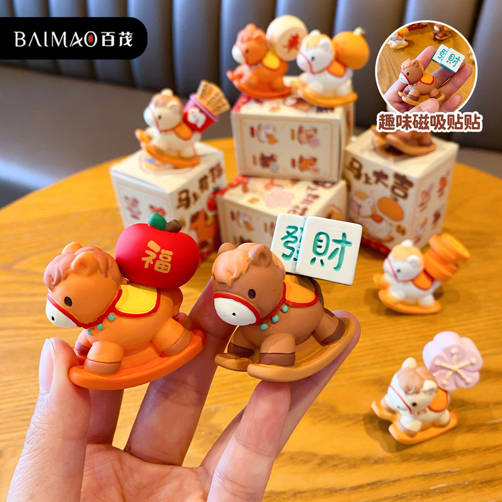 Tượng ngựa “May mắn đến ngay” nhựa resin Linh vật Năm Ngọ mini Trang trí bàn làm việc/xe hơi Quà Tết phong cách dễ thương kèm bảng nam châm
